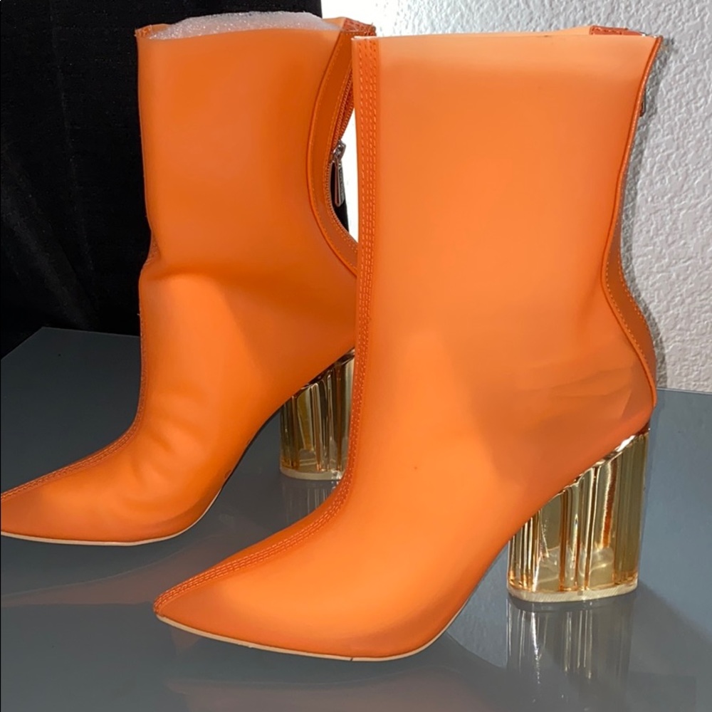 Cake Robin orange Birthday Suit size 8.5 booties